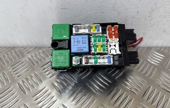 Opel Grandland X Fuse module 9665492680 018014781