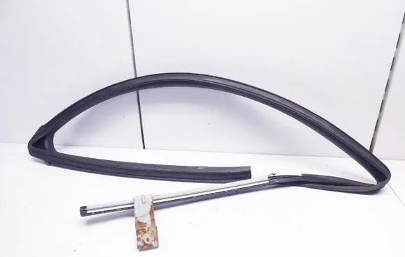 Nissan Qashqai+2 Rubber seal front coupe door window 