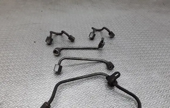 Fuel injector supply line/pipe