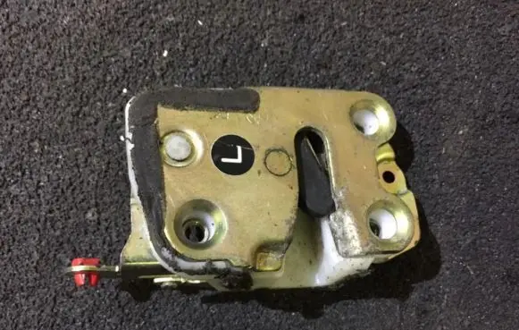 Opel Frontera B Rear door lock nenusattyta