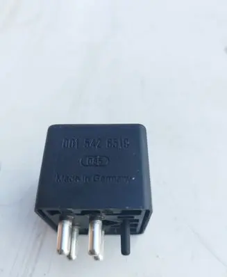 Mercedes-Benz E W124 Hazard warning light relay 0332002197 0015426519