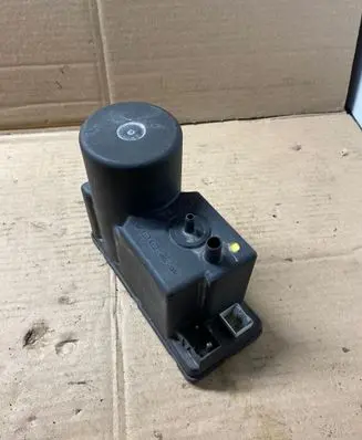Audi A4 S4 B5 8D Central locking vacuum pump 4A0862257A