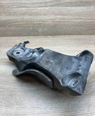 BMW 5 E60 E61 Engine mounting bracket 6776678