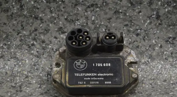 BMW 3 E30 Ignition amplifier control unit 1705608