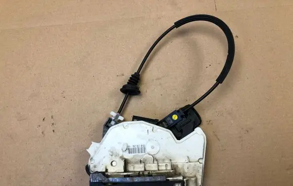 Volkswagen Sharan Front door lock 5K2837015B