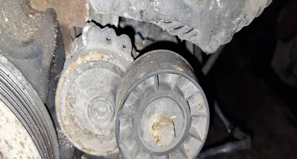 Peugeot 407 Generator/alternator belt tensioner 