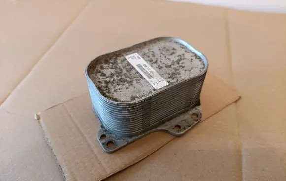 Volkswagen Touran III Engine oil radiator 03N117021