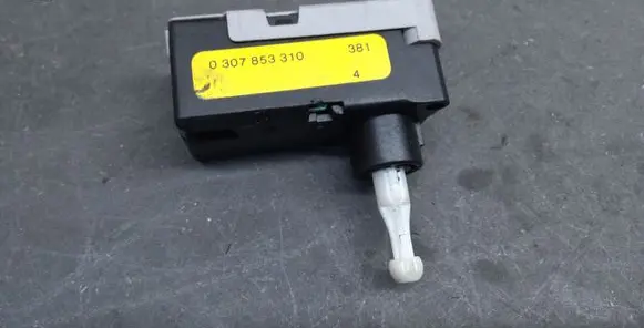 Headlight level adjustment motor
