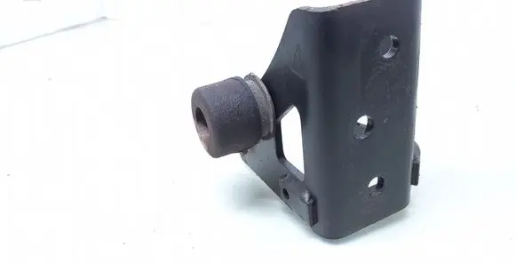 Toyota Avensis T270 Engine mounting bracket