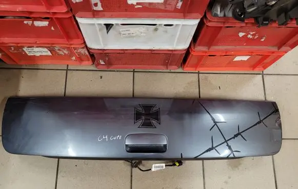 Tailgate trim