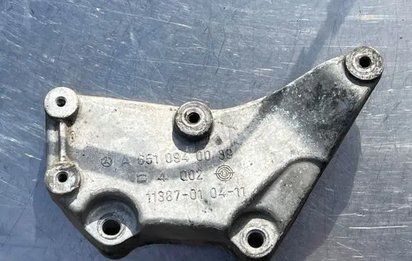Mercedes-Benz Sprinter W906 Engine mounting bracket A6510940039 4002 11387010411