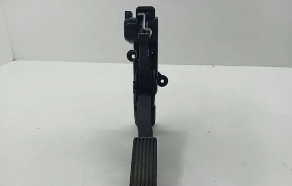 Mercedes-Benz B W245 Accelerator throttle pedal A1693000104