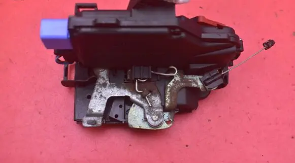 Volkswagen Jetta V Front door lock 3D1837015ZCX