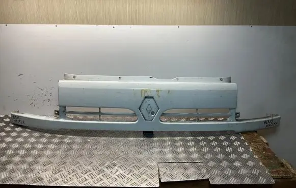 Renault Master II Front bumper upper radiator grill 7700352125