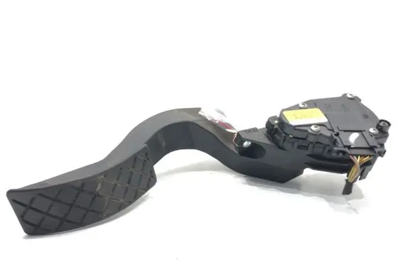 Accelerator throttle pedal
