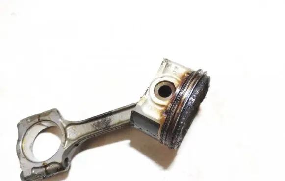 Nissan Qashqai Piston with connecting rod EE0