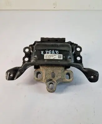 Volkswagen PASSAT B8 Engine mount bracket 5Q0199555AD