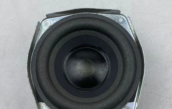 Audi Q7 4M Subwoofer speaker 3611110010