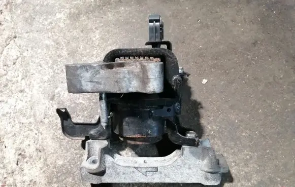 Toyota Verso Engine mount bracket