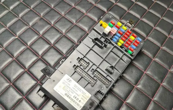 Hyundai Coupe Central body control module 954802C440 A1000489 F005V00476