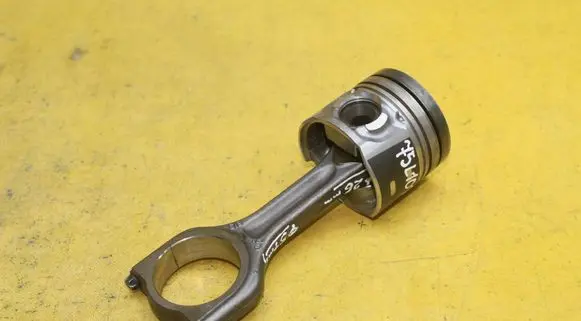 Peugeot 508 Piston with connecting rod