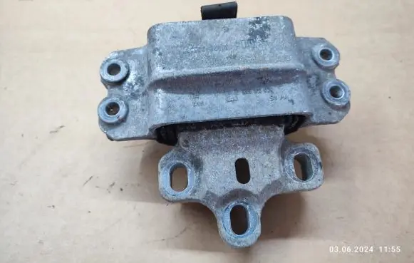 Volkswagen Tiguan Engine mount bracket 3C0199555