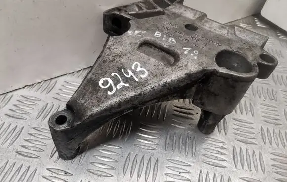Skoda Octavia Mk2 (1Z) Engine mounting bracket 03G199207A