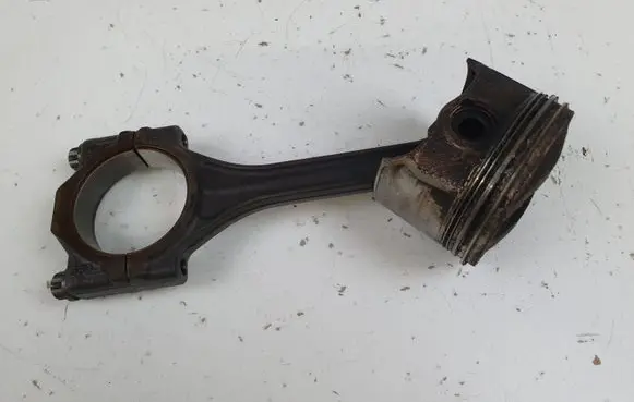 Volkswagen Golf V Piston with connecting rod