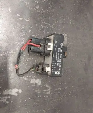 Volkswagen Golf III Coolant fan relay 357919506A 898719000