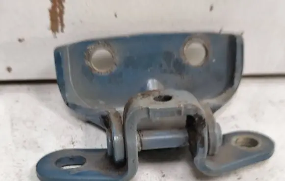 Hyundai i30 Front door lower hinge A04605