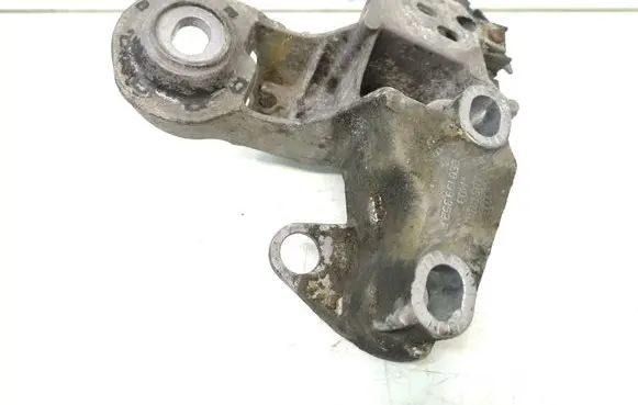 Volkswagen PASSAT B5.5 Engine mounting bracket 8E0199352F