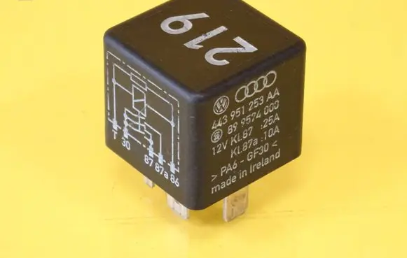 Volkswagen PASSAT B5.5 Other relay 443951253AA