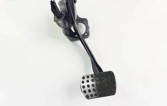 Mercedes-Benz CLS C219 Brake pedal A2112900719