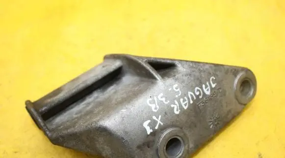 Jaguar XJ SERIE 1 Engine mounting bracket P36189
