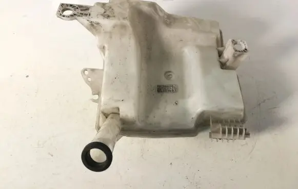 Ford Focus Windshield washer fluid reservoir/tank BV6117B613A