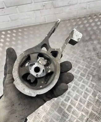 Peugeot 508 Engine mount bracket