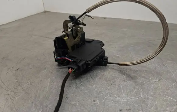 Audi A6 S6 C5 4B Front door lock 
