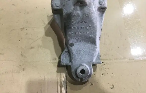 Mercedes-Benz SLK R172 Engine mounting bracket A6512234104