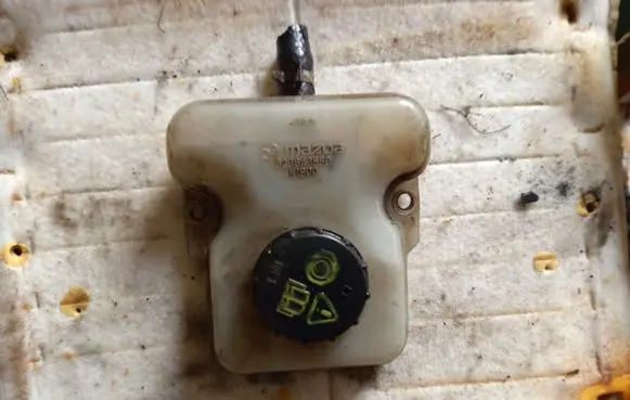 Mazda 5 Brake fluid reservoir C23643550