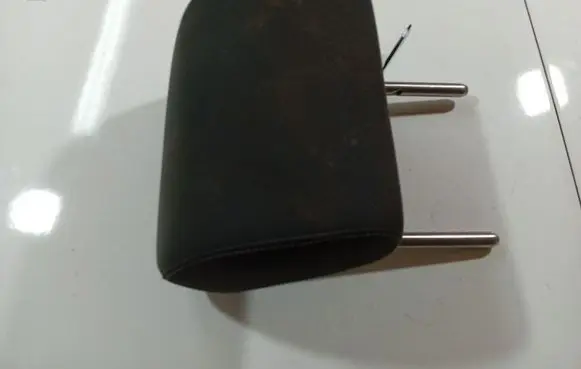 Volkswagen Golf V Front seat headrest 