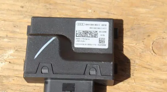 Audi A4 S4 B9 Fuel injection pump control unit/module 8W0906093C