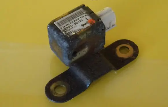 Suzuki Grand Vitara I Airbag deployment crash/impact sensor 38930-65J10 3893065J10