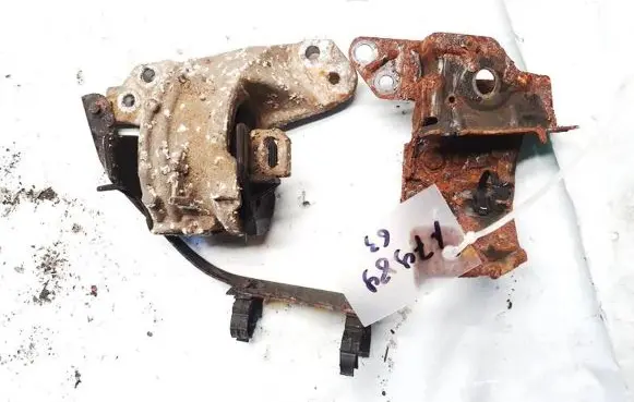 Citroen C5 Engine mount bracket