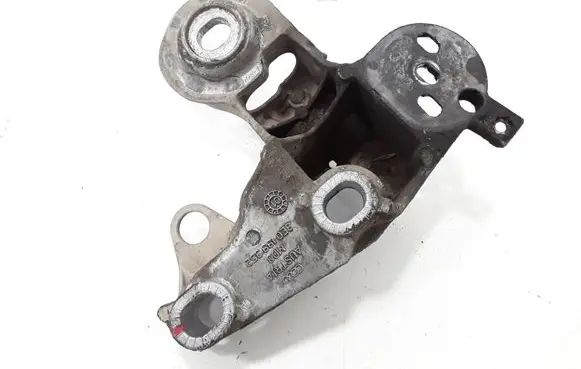 Volkswagen PASSAT B5.5 Engine mounting bracket 8E0199352