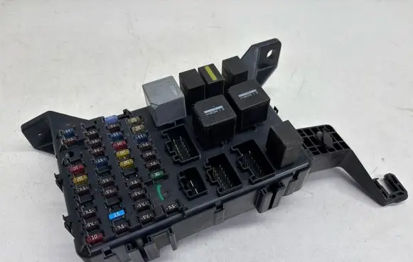 Ford Mondeo Mk III Fuse module 4S7T14A073AA
