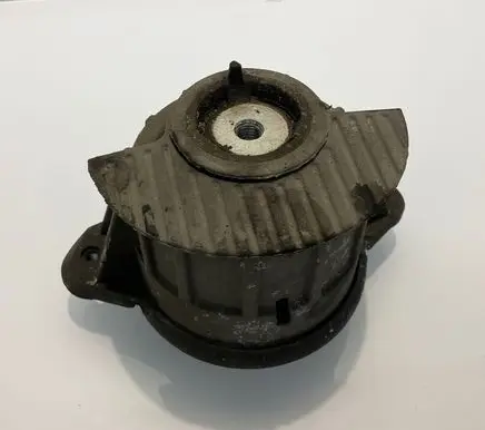 Mercedes-Benz C W204 Engine mount bracket A2042404217 ZGS003 2042404217