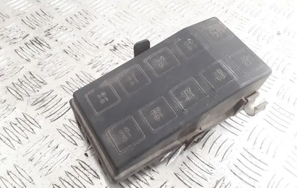 Opel Vectra B Fuse box cover 90506008