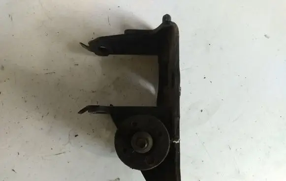 Toyota Avensis T250 Engine mounting bracket