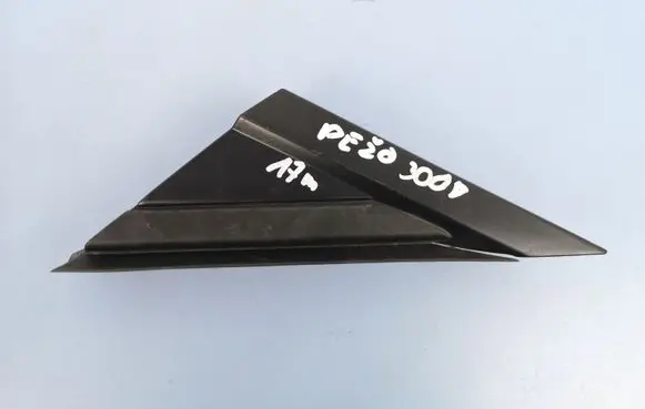 Peugeot 3008 II Front door glass trim molding 9811661880
