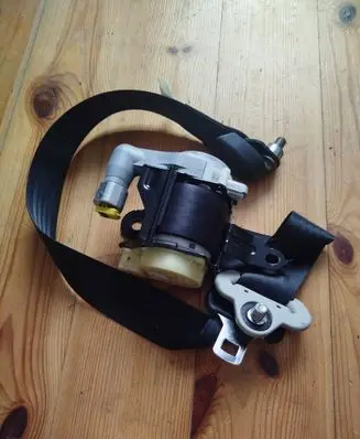 Mazda 3 II Front seatbelt 0438074 0268824 T89406T